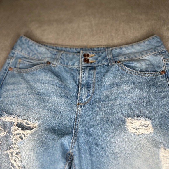 Ripped/Distressed Straight Leg jeans - Picture 2 of 3